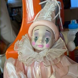 This is a porcelain clown not a music box A vintage clown